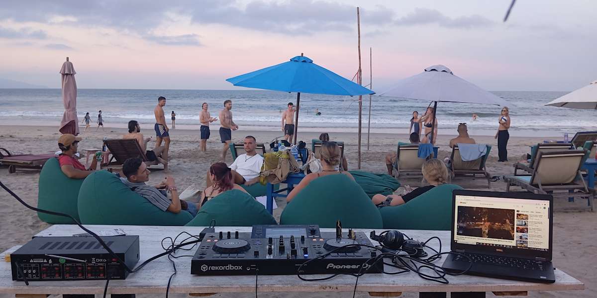 The Seaside Bungalow Hostel and Bar