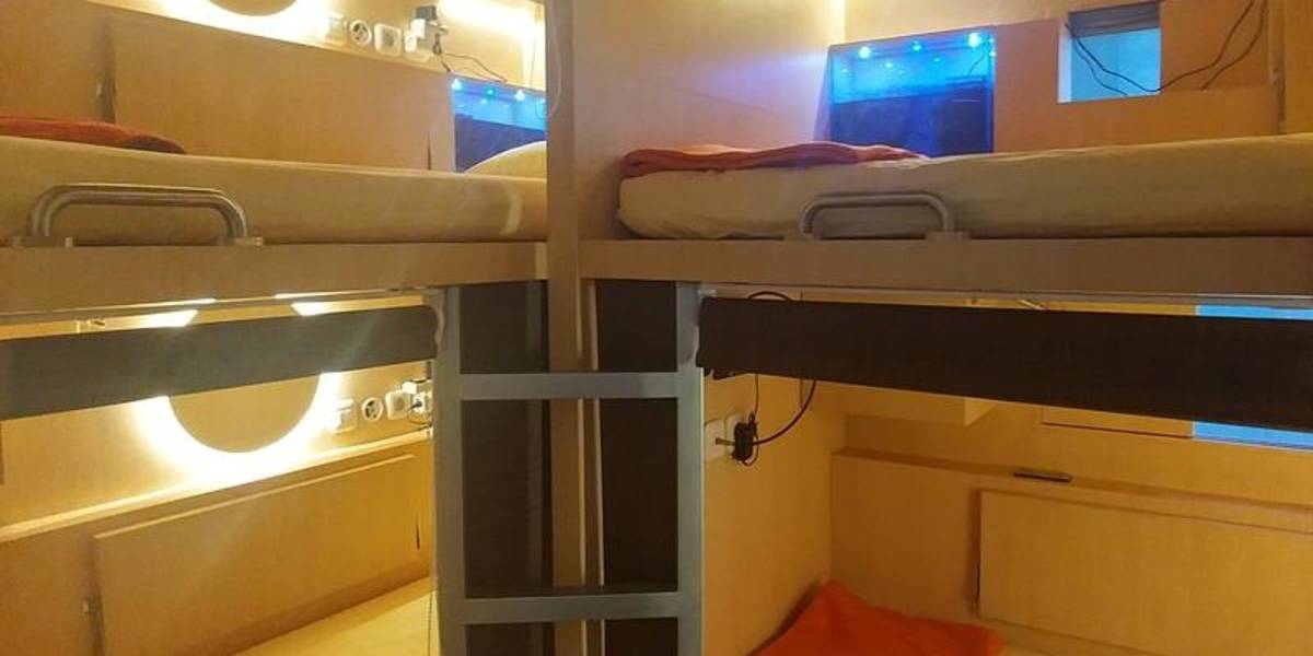Inap At Capsule Hostel