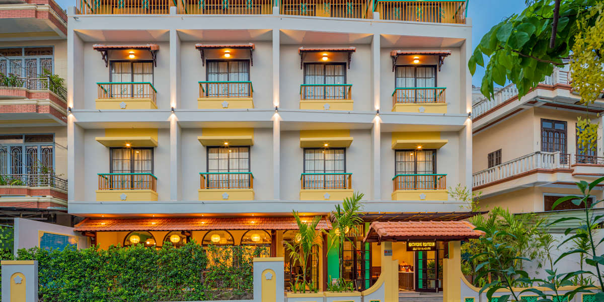 Backhome Hostel and Bar
