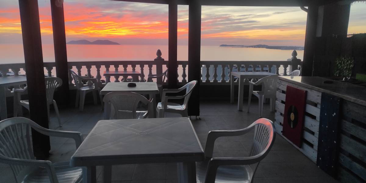 Pinwheel Hostel Vlora & Rooftop Bar