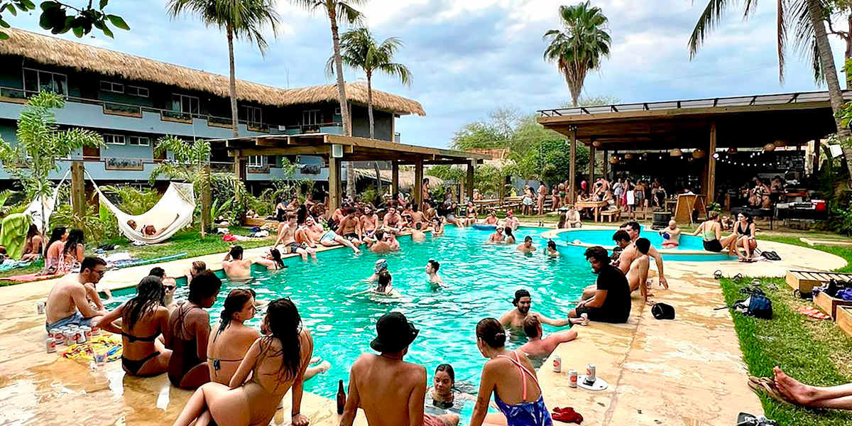 Straw Hat Surf Hostel & Bar