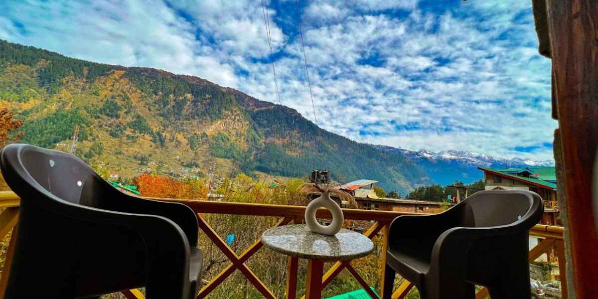 YOLO Backpackers - Manali