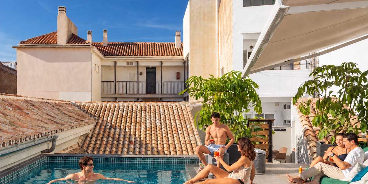 Coeo Hernán Ruiz Rooftop Pool Hostel