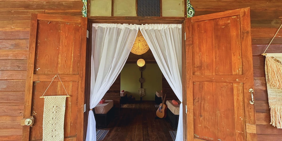 Sanctuary Hostel - Art & Adventure