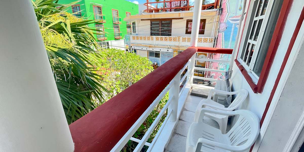 Central Studio with Balcony & Kitchen