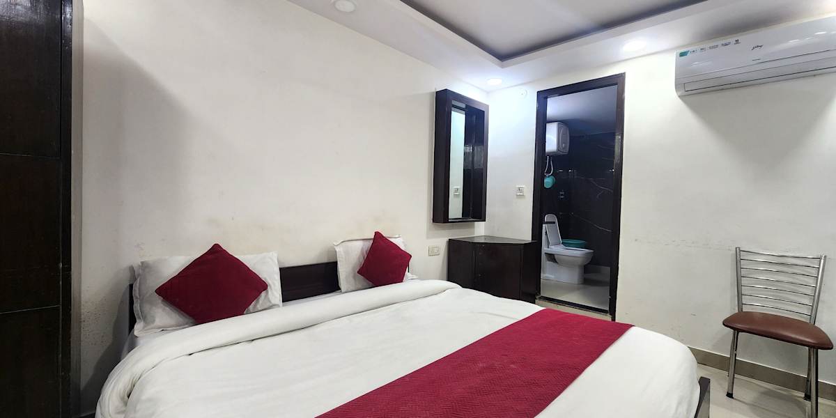 Hotel Satyam Near Ramakrishna Ashram metro
