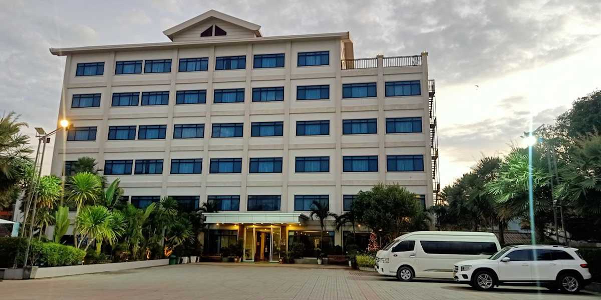 Sisombat Plaza Hotel