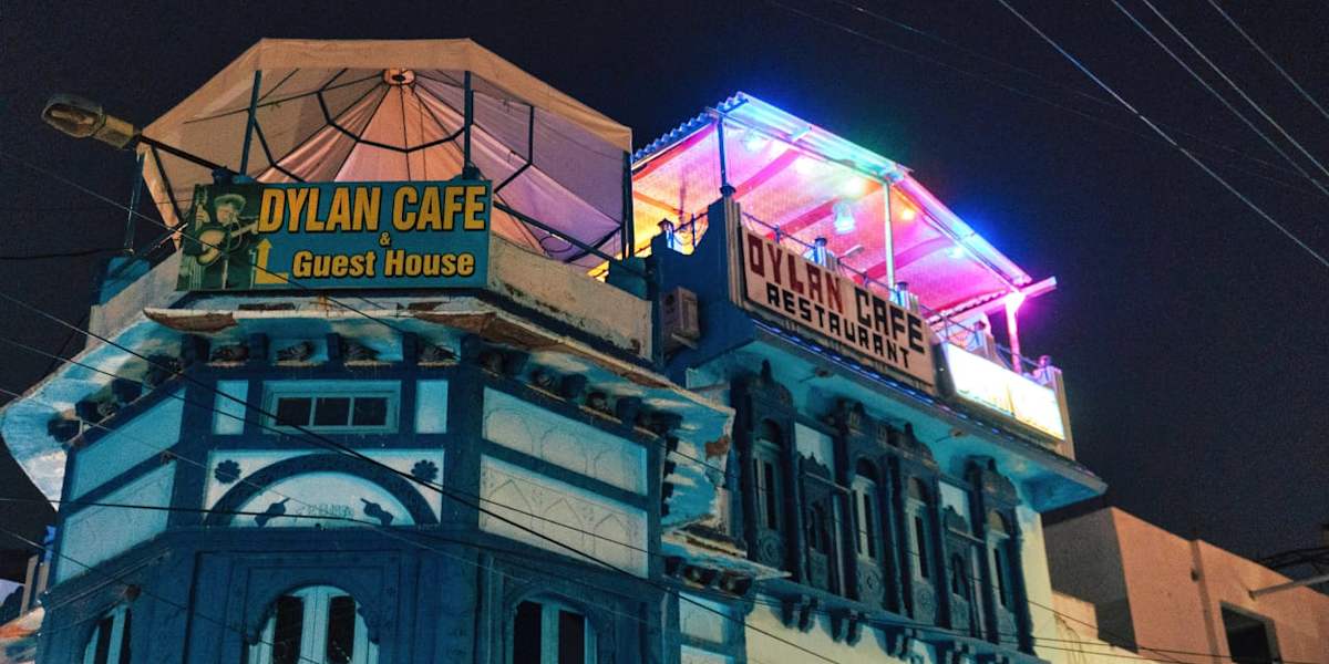 Dylan Cafe and Guest House