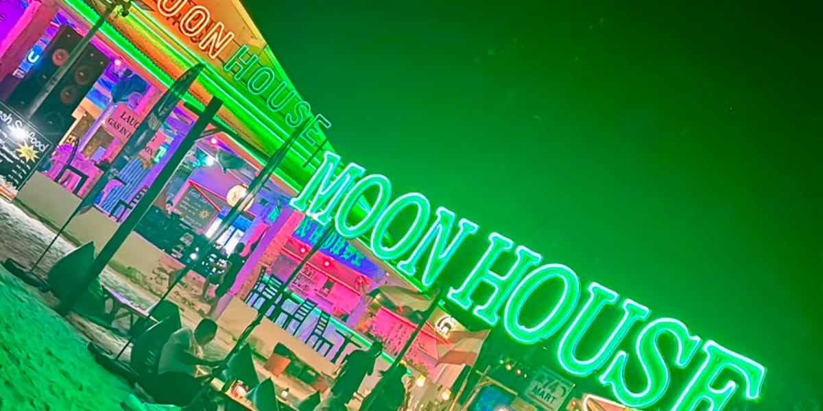 Moon House Beach Bar & Hostel