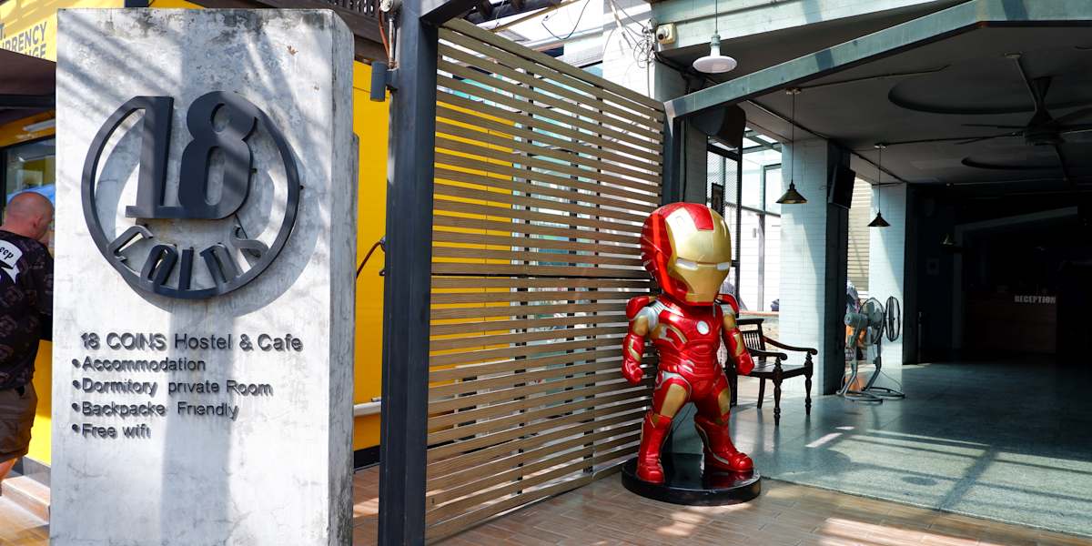 18 Coins Cafe & Hostel