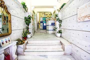 Photos of Students & Travellers Inn