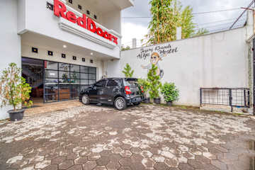 Photos of RedDoorz Hostel near Stadion Mandala Krida Yogya