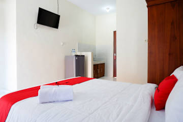 Photos of RedDoorz near Mertasari Beach