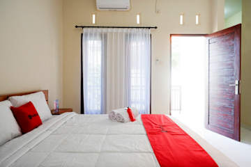 Photos of RedDoorz near Mertasari Beach