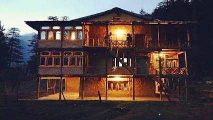 Photos of YOLO Backpackers - Pulga