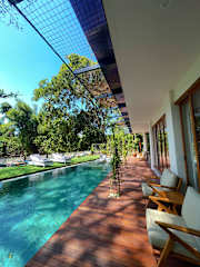 Leafy Riverbank의 사진