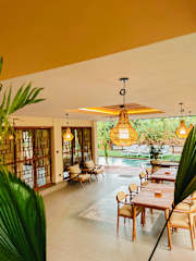 Leafy Riverbank의 사진