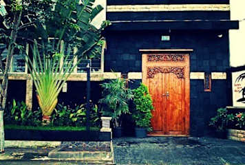 Photos of Surfers Dorm House