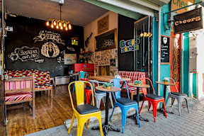 Cheers Midtown Hostel