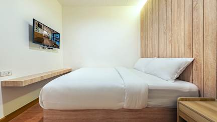 Siam Subway Hostel and Cafe