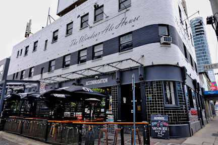 Pint on Punt Backpackers