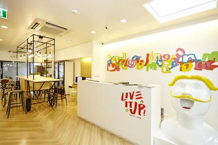 Fotografias de Live it Up Asok by D Varee