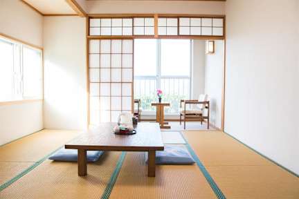 Billeder af Atami Red House