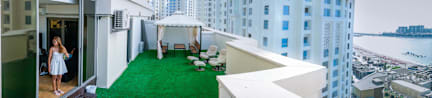 Foto's van Dubai Beach Host
