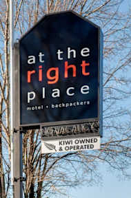 Billeder af At The Right Place