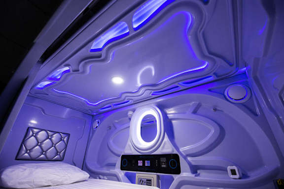 Ilustrasi lampu tidur di Galaxy Pod Hostel