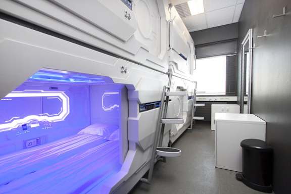 Ilustrasi dalam kamar Galaxy Pod Hostel