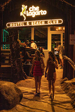 Che Lagarto Hostel Bar & Beach club