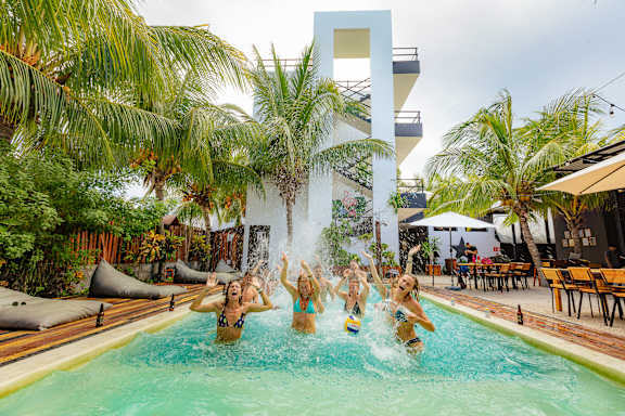 CHE Holbox Hostel & Bar