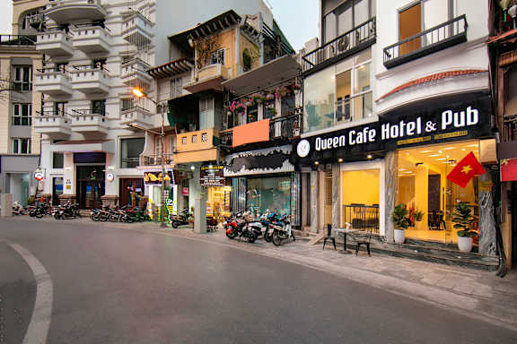 Queen Cafe Hotel & Pub