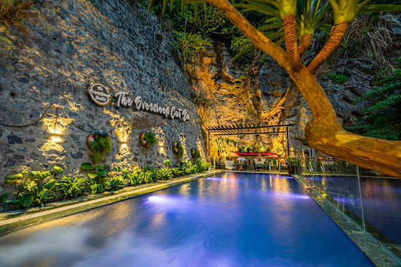 The Oversleep Cat Ba Hostel & Pool Bar