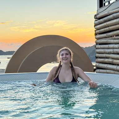 The One Hostel & Rooftop Bar Catba