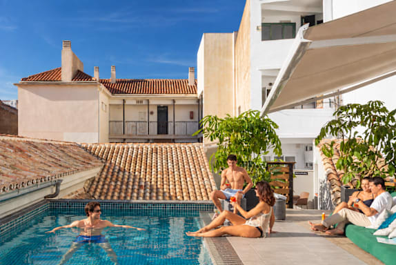 Coeo Hernán Ruiz Rooftop Pool Hostel