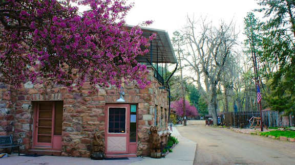 Boulder Adventure Lodge