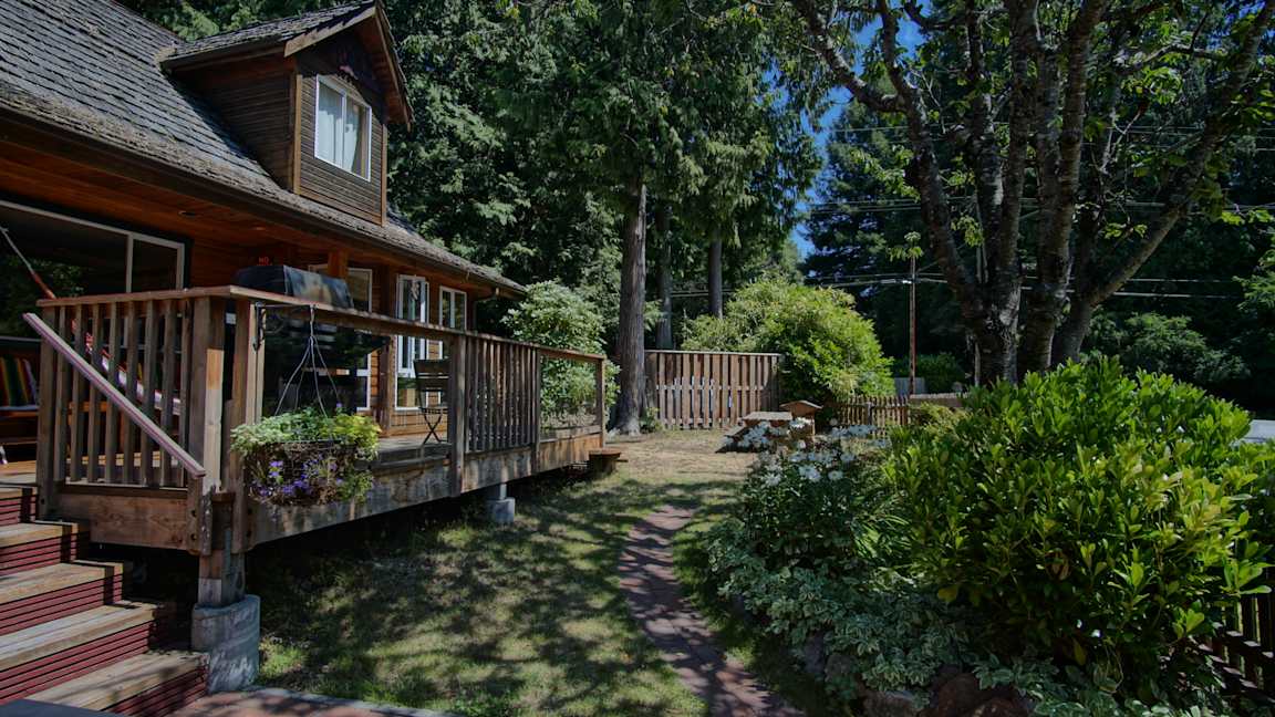 Up The Creek Backpacker's Lodge, Roberts Creek