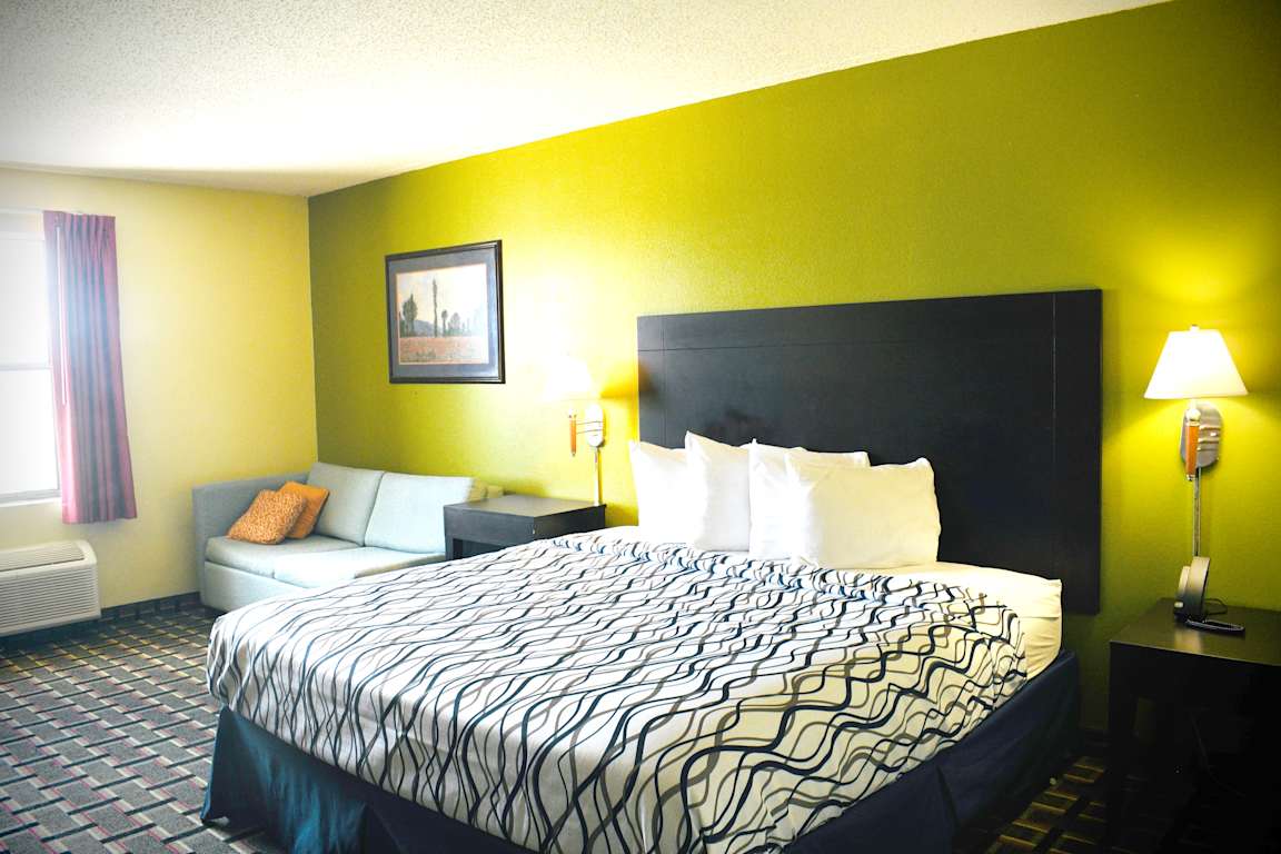 Sky Palace Inn &amp; Suites Wichita North