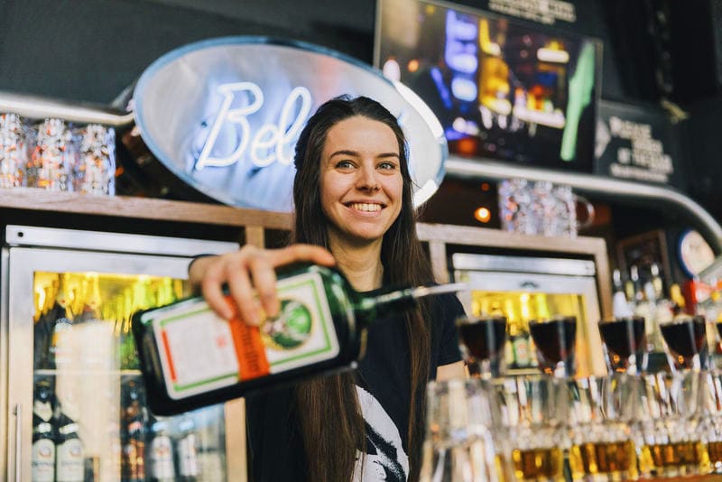 Una camarera preparando “Jagerbombs” en el bar del St Christopher´s Berlin Alexanderplatz [Foto: Hostelworld]