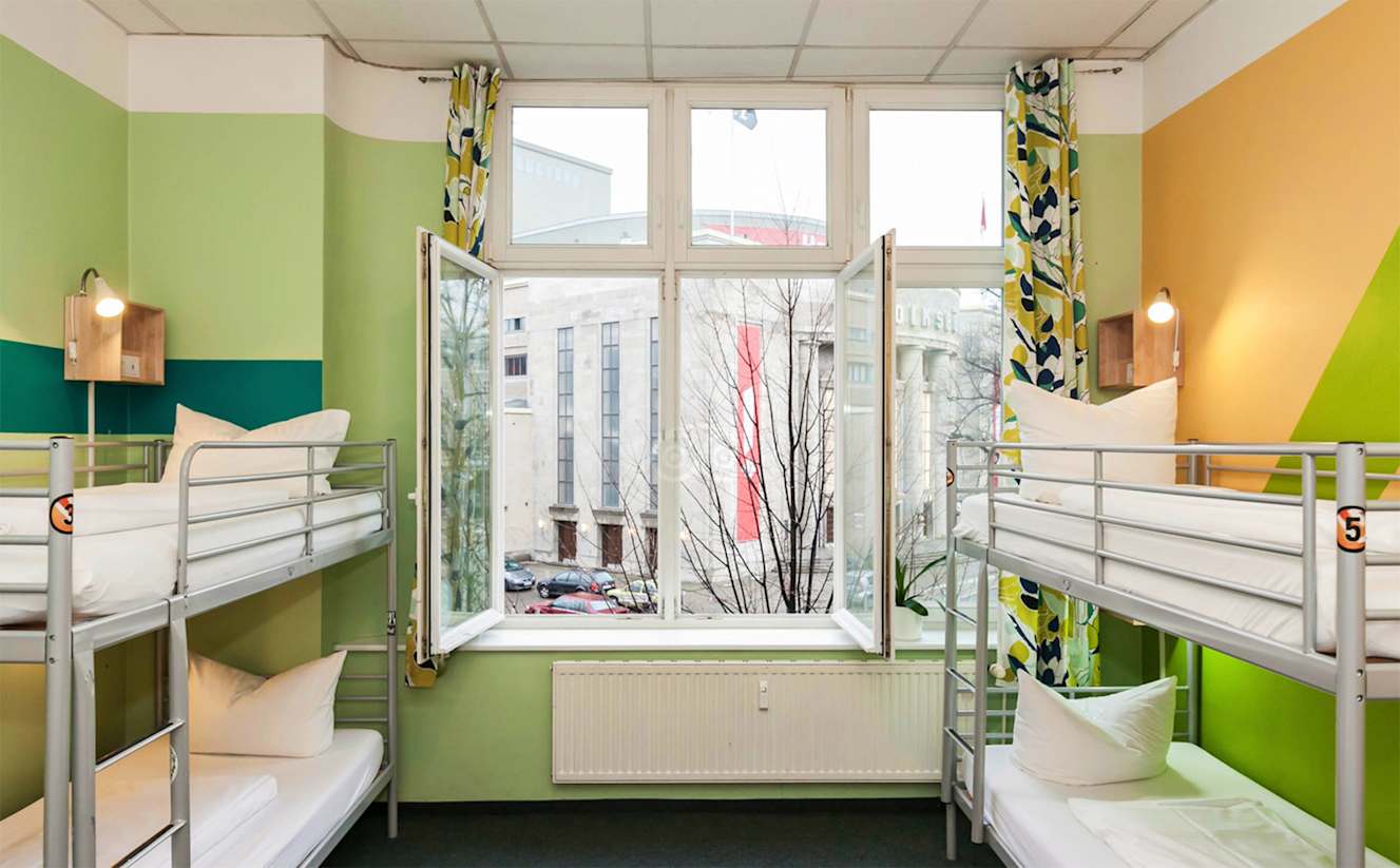 Literas en un luminoso dormitorio del St Christopher´s Berlin Alexanderplatz [Foto: Hostelworld]