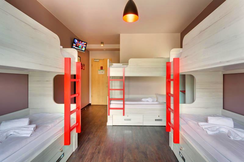 Literas en un dormitorio del Meininger Berlín Alexanderplatz [Foto: Hostelworld]
