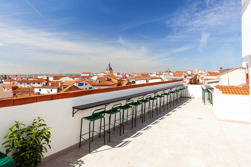 La amplia, luminosa y con vistas, terraza del 2060 The Newton Hostel [Foto: Hostelworld]