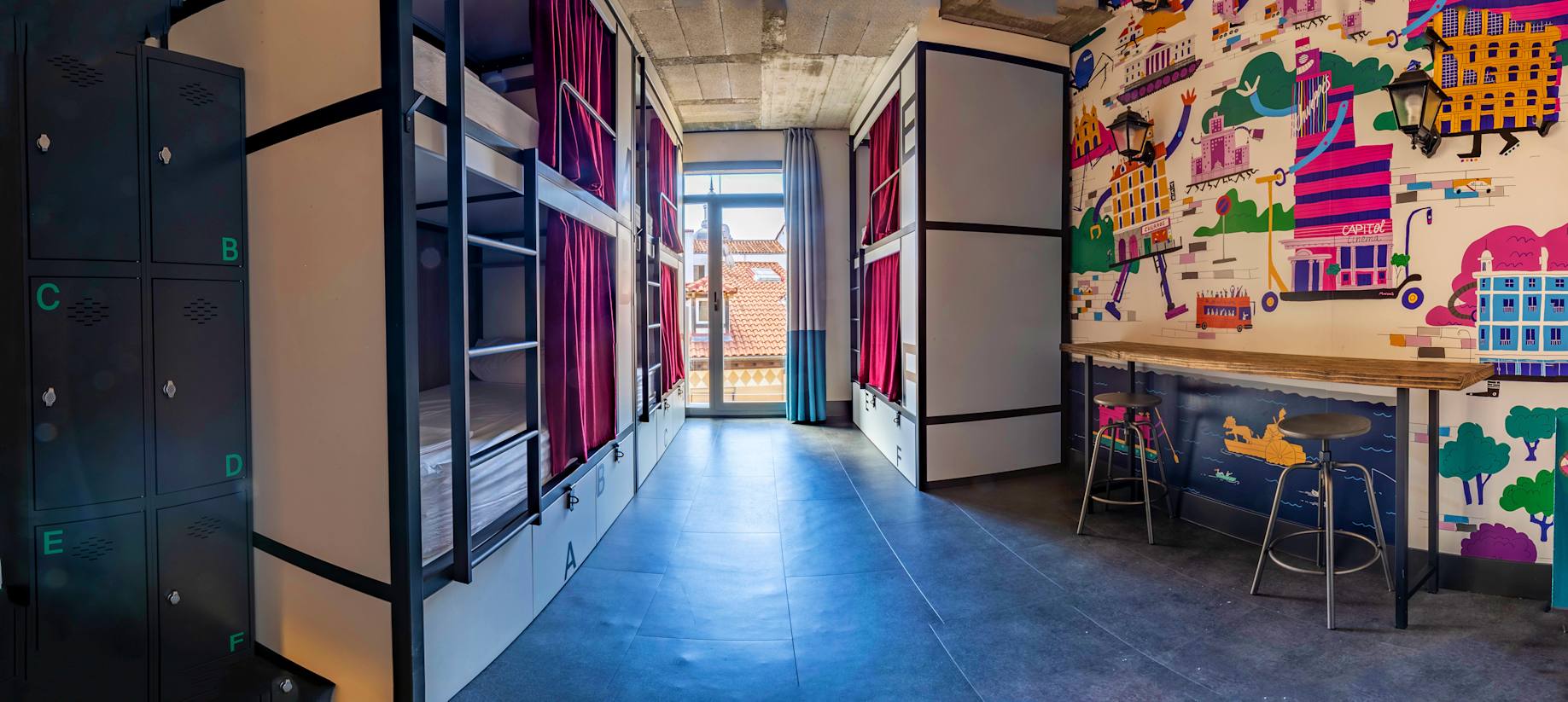 Una amplia habitación compartida, con sólo seis literas, en The Central House Madrid Lavapiés [Foto: Hostelworld]