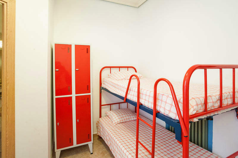 Taquillas y literas en una habitación del Barbieri Sol Hostel [Foto: Hostelworld]
