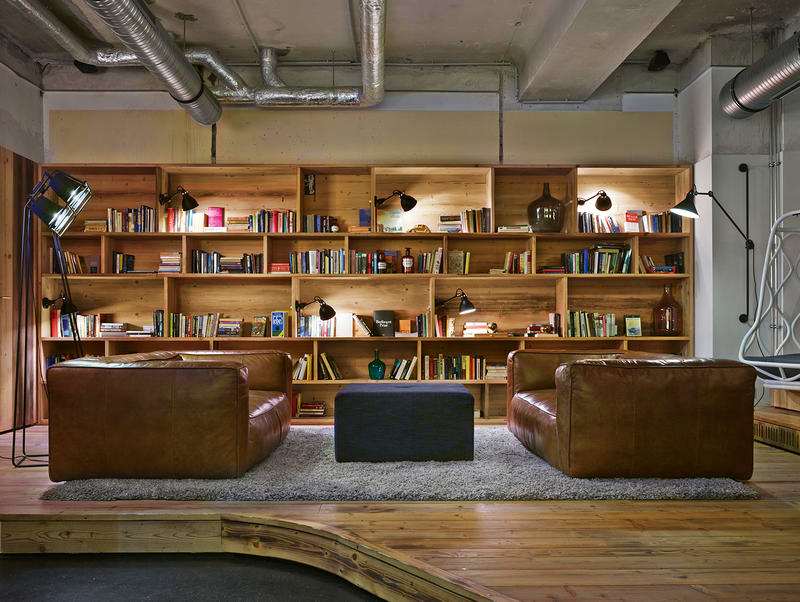 Generator Berlin Mitte, zona común con sofás y libros [Foto: Hostelworld]