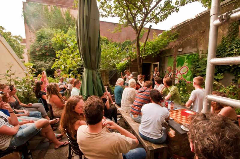 Concierto con música directo en el Hostel Strowis, nuestro alojamiento en Utrecht [(c)Foto: Hostelworld]