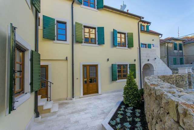Dvor, Split