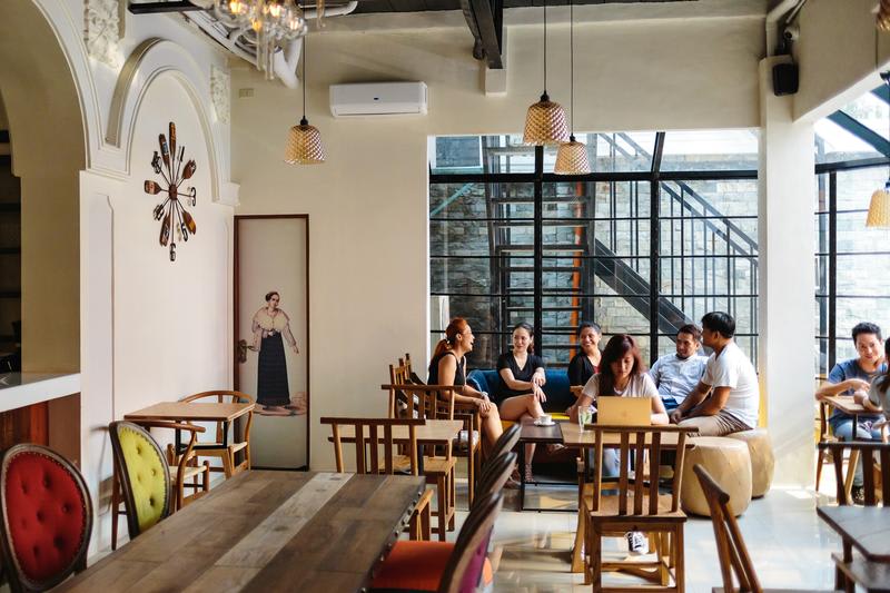 Tambayan Capsule Hostel & Bar